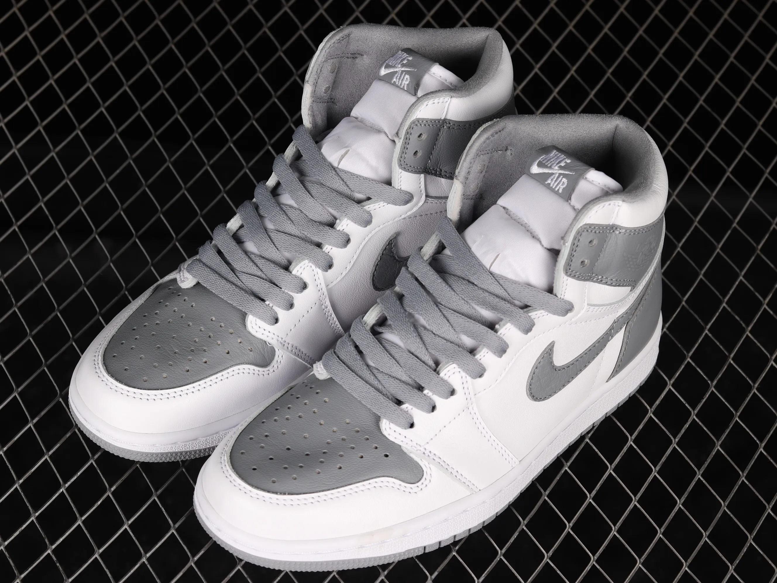 All categories Air Jordan Jordan series basketball shoes Air Jordan 1 High Pure original Air Jordan 1 High OG "Stealth" AJ1 Joe 1 white gray 555088-037